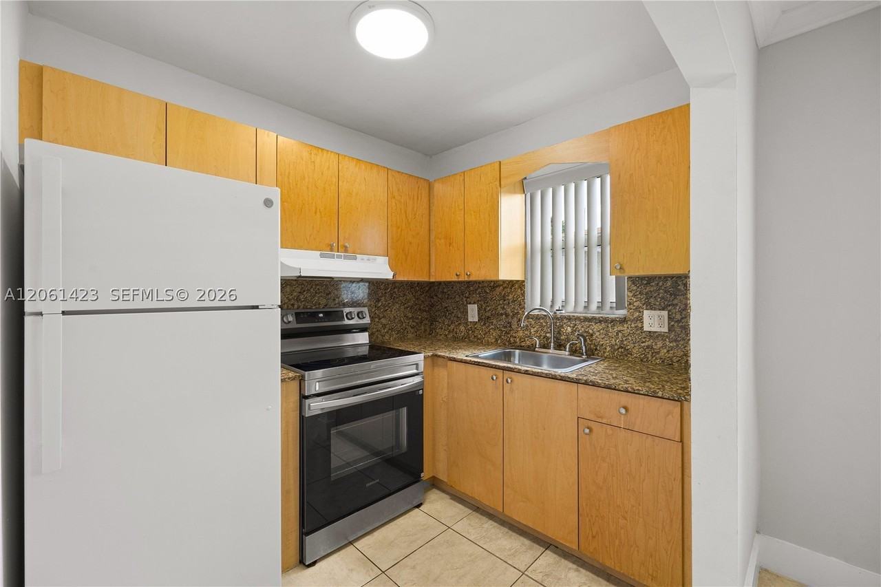 4933 Hollywood Blvd #103 - Photo 4 of 17