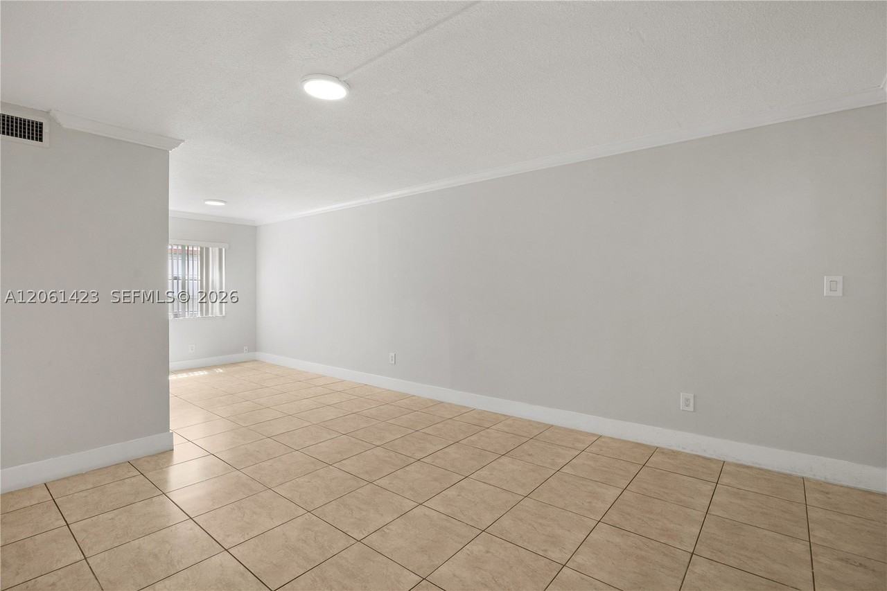 4933 Hollywood Blvd #103 - Photo 5 of 17