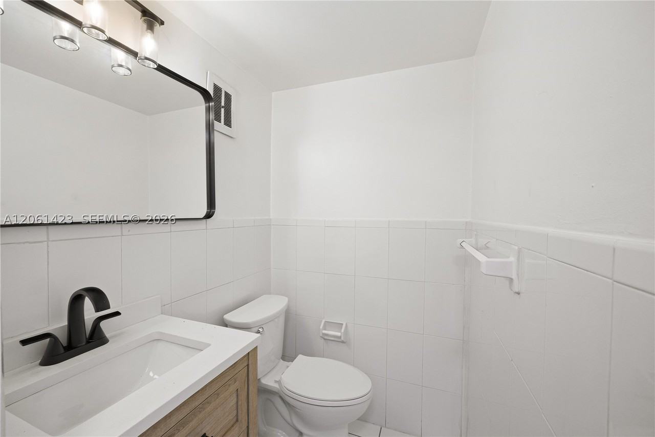 4933 Hollywood Blvd #103 - Photo 6 of 17