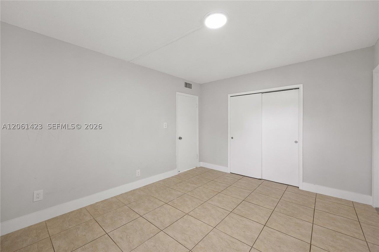 4933 Hollywood Blvd #103 - Photo 7 of 17