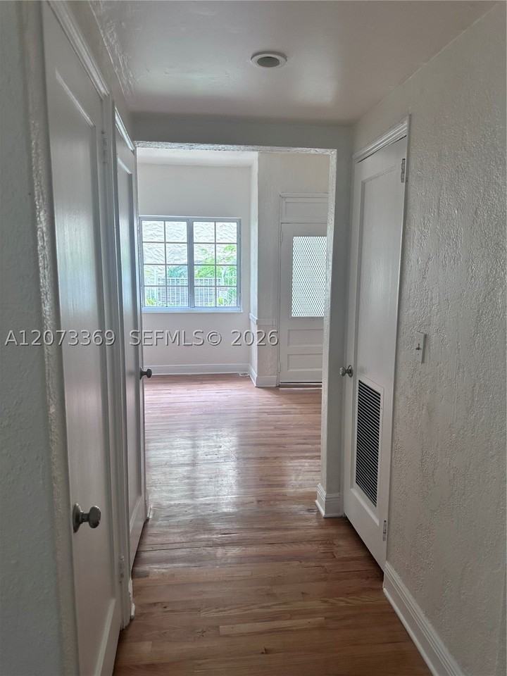 1560 Jefferson Ave #4 - Photo 4 of 6