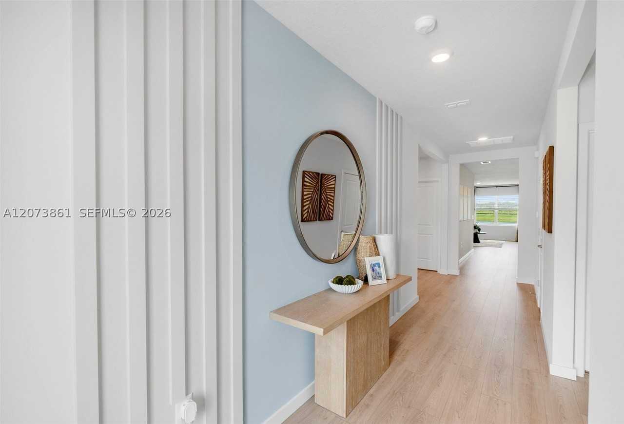 9082 Venetian Sq #9082 - Photo 3 of 28