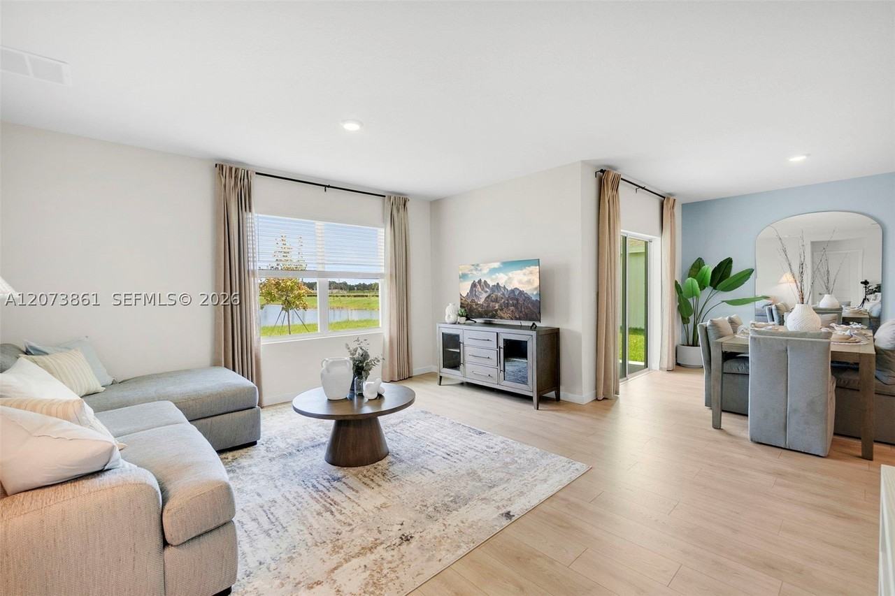 9082 Venetian Sq #9082 - Photo 4 of 28