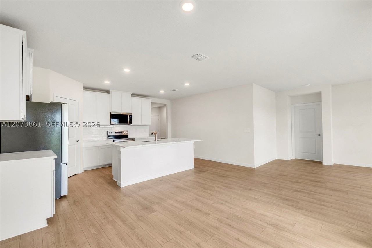 9082 Venetian Sq #9082 - Photo 6 of 28