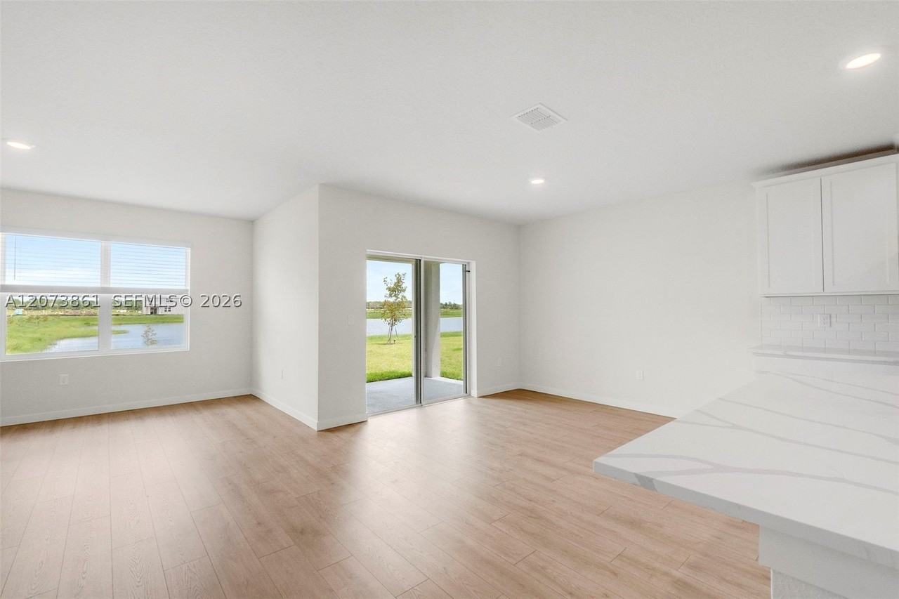9082 Venetian Sq #9082 - Photo 7 of 28