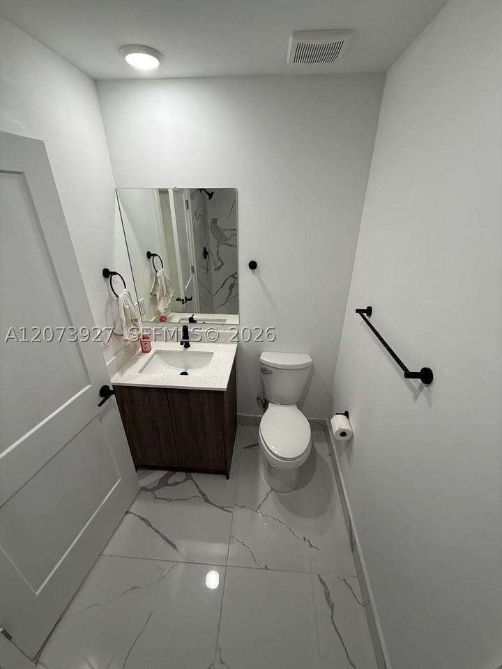 419 Nw 13th Ct #1 - Photo 5 of 9