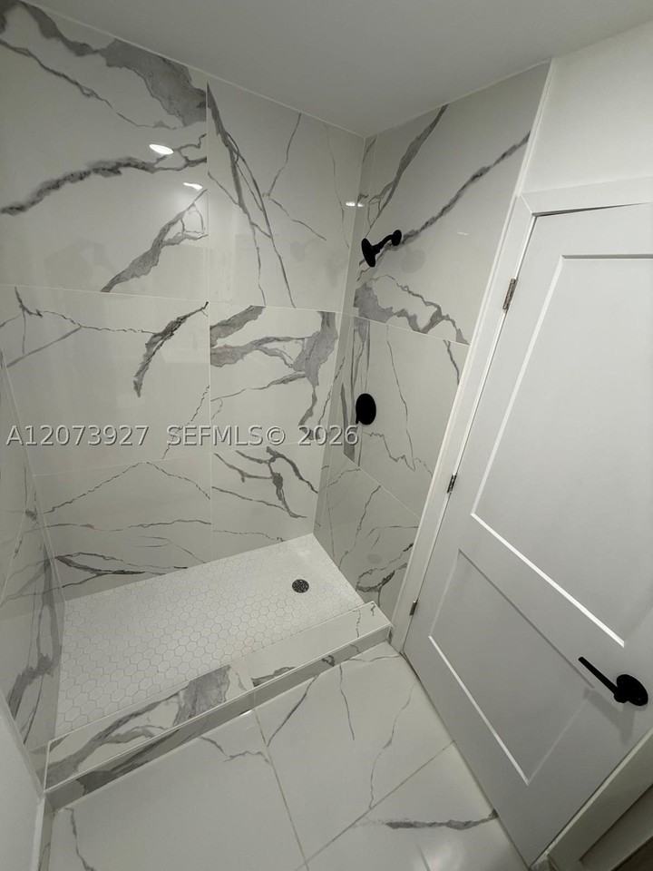 419 Nw 13th Ct #1 - Photo 6 of 9