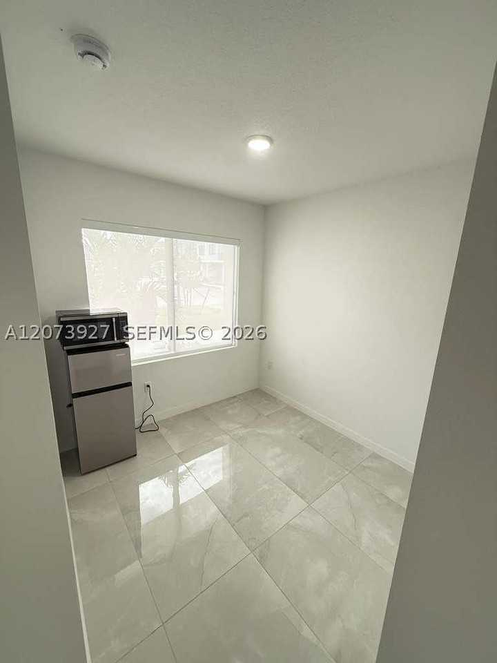 419 Nw 13th Ct #1 - Photo 7 of 9