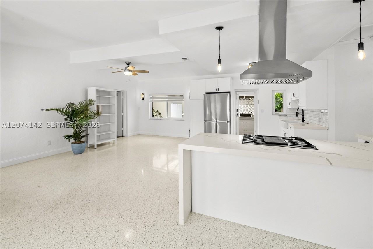 3130 Sw 27th Ter - Photo 4 of 24