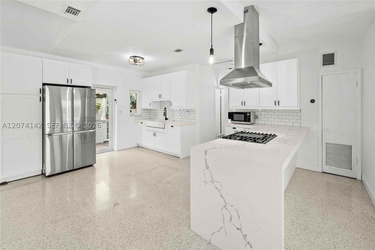 3130 Sw 27th Ter - Photo 5 of 24
