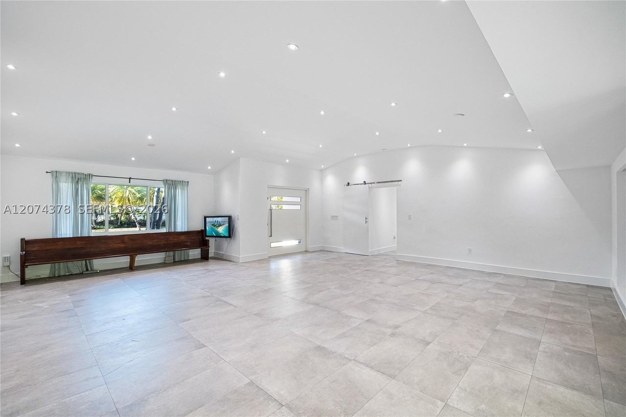 5801 Sw 44th Ter - Photo 4 of 41