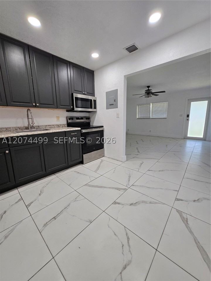 154 Nw 14th Way #B - Photo 2 of 14