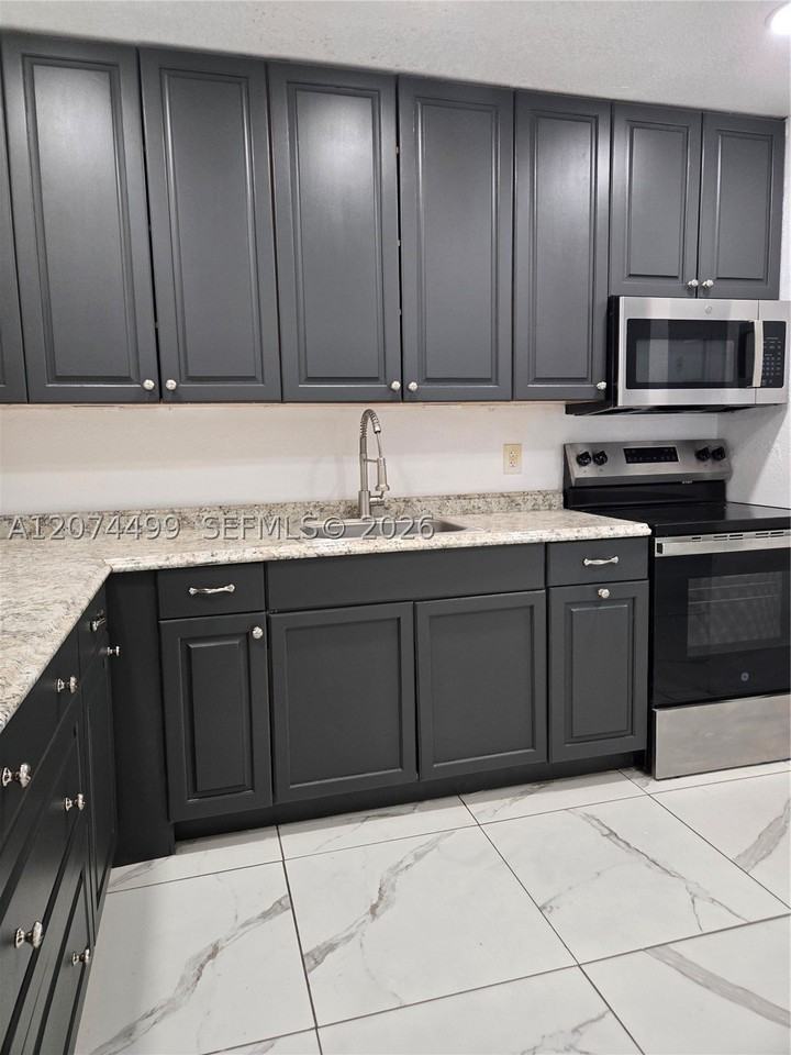 154 Nw 14th Way #B - Photo 3 of 14