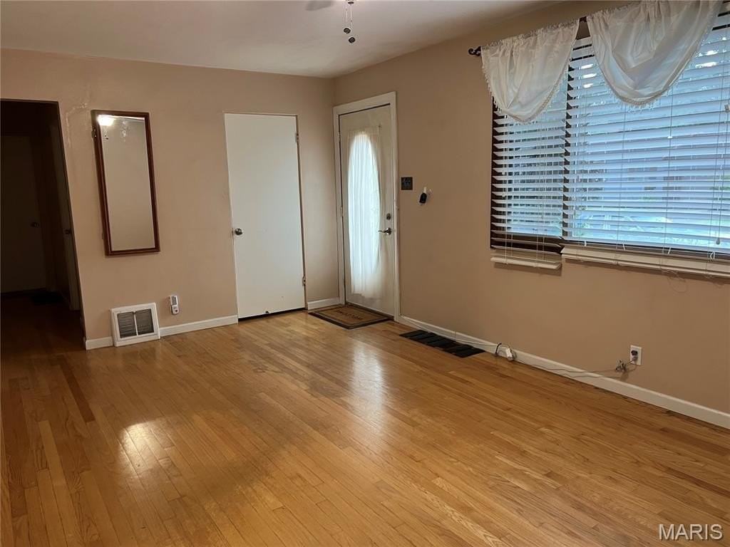 415 Roanoke Dr - Photo 2 of 10