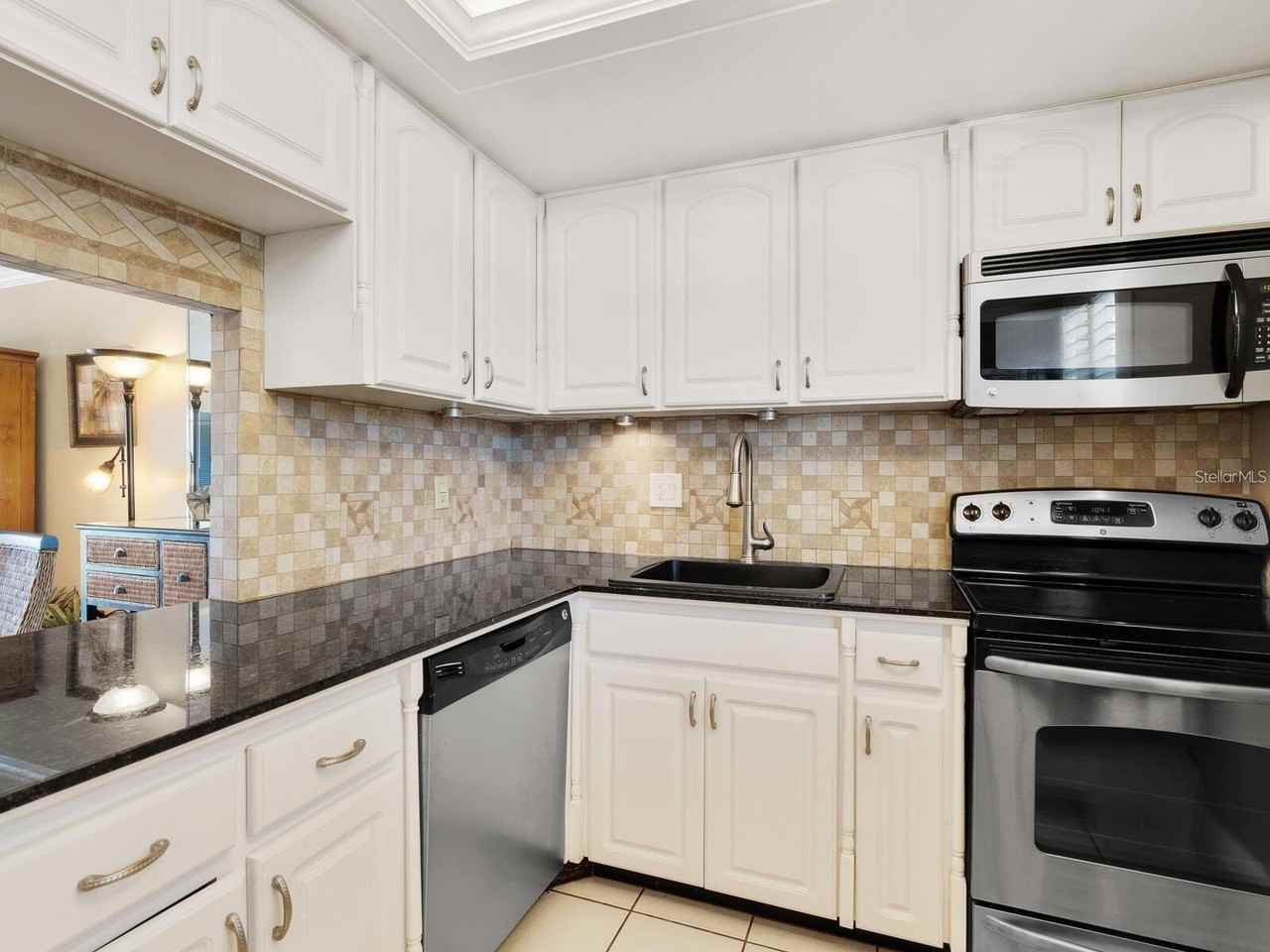 600 Sutton Pl #201 - Photo 5 of 11
