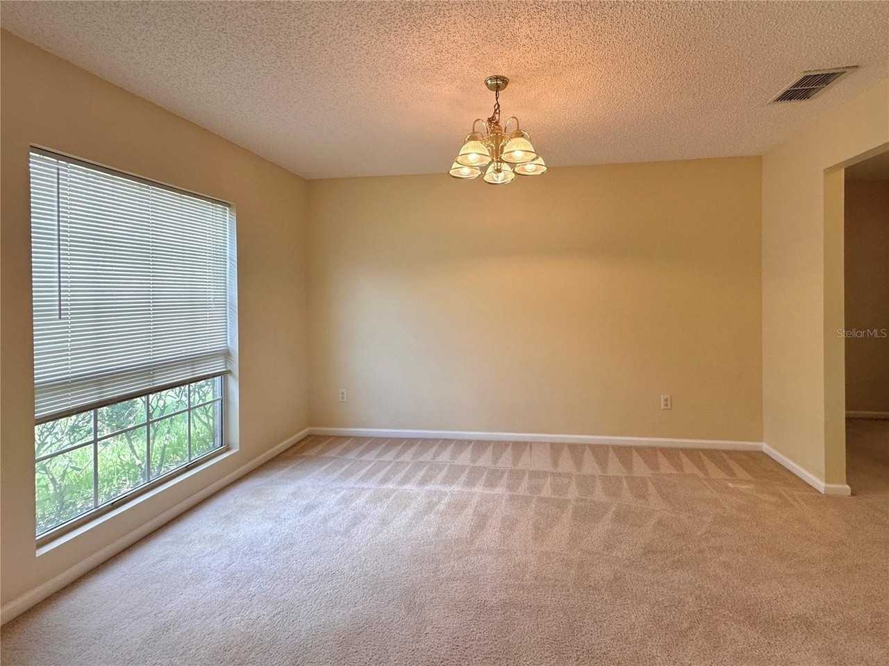 89 Berkshire Ln - Photo 4 of 32