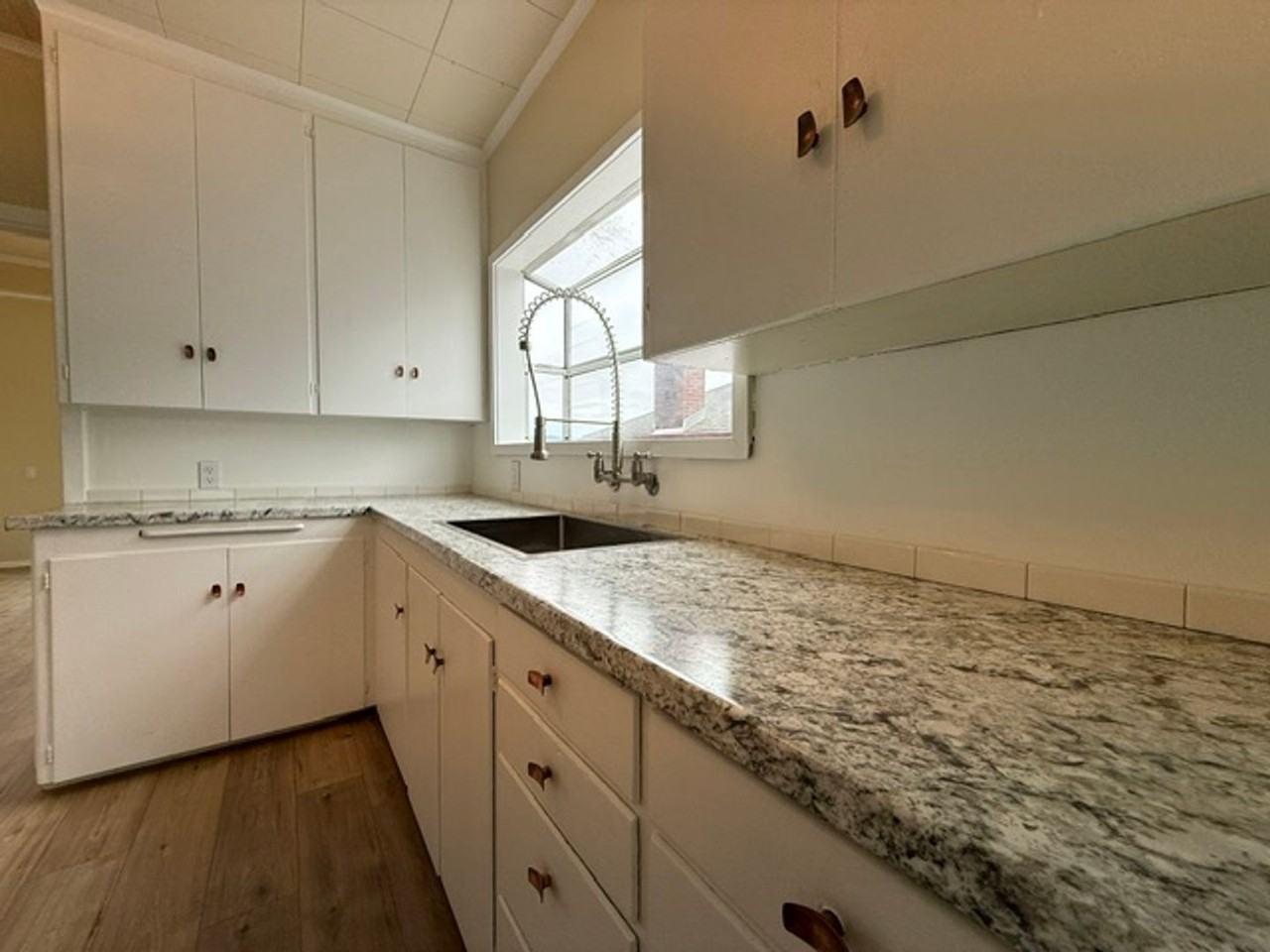 1524 Sheridan Ave - Photo 4 of 39