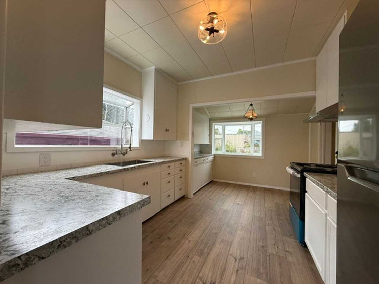 1524 Sheridan Ave - Photo 5 of 39