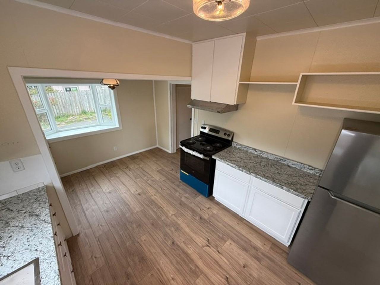1524 Sheridan Ave - Photo 6 of 39