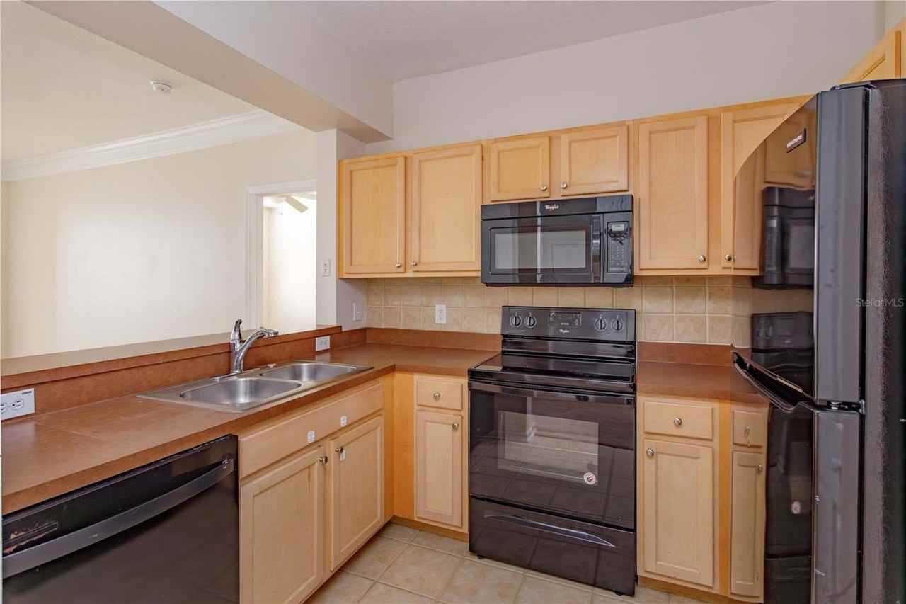 12849 Madison Pointe Cir #201 - Photo 6 of 27