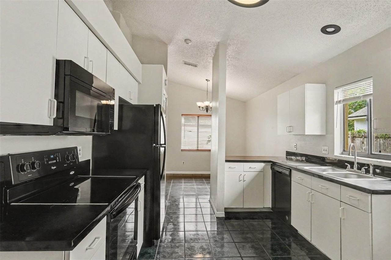 1061 Manigan Ave - Photo 4 of 15