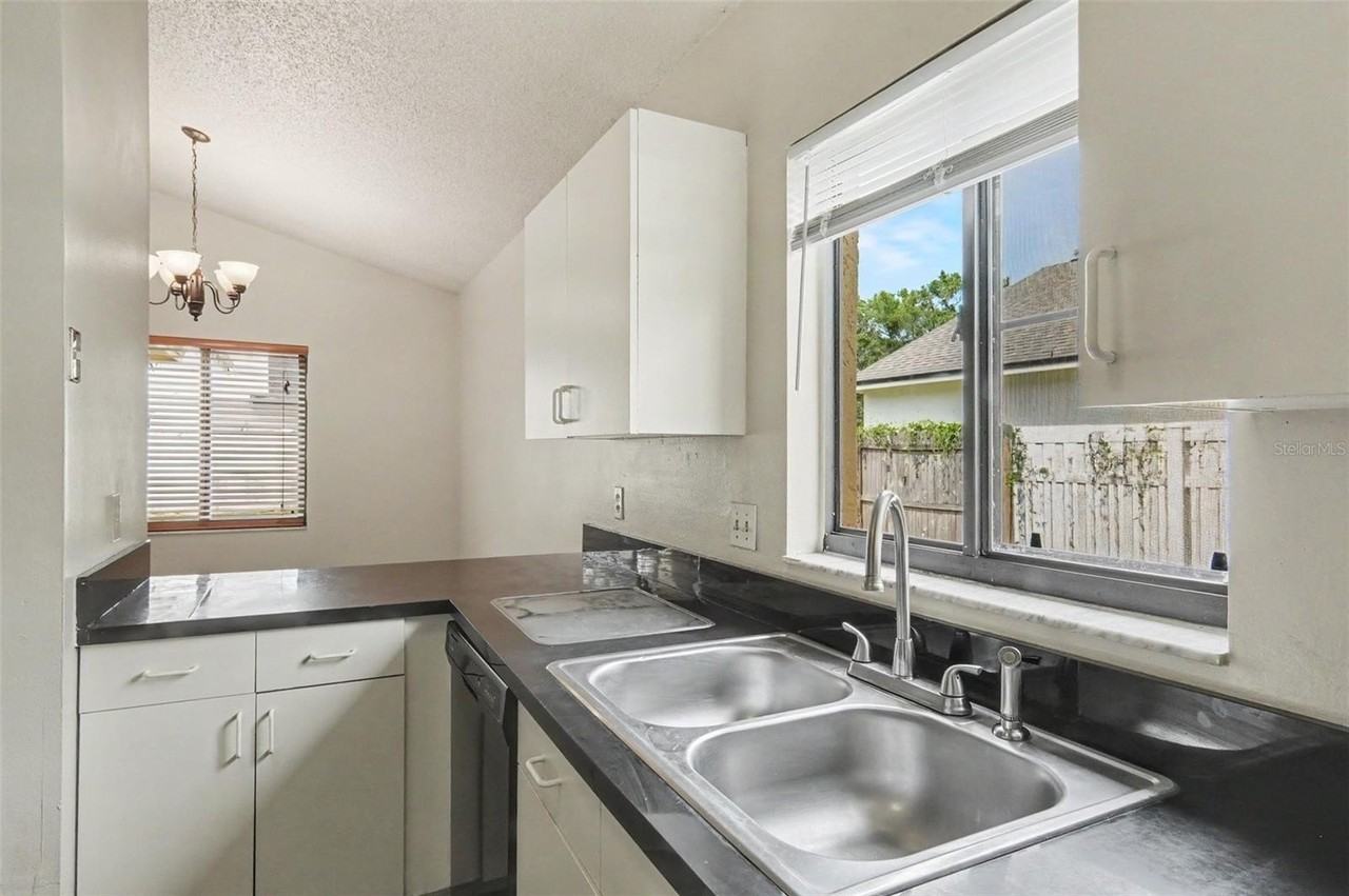 1061 Manigan Ave - Photo 5 of 15