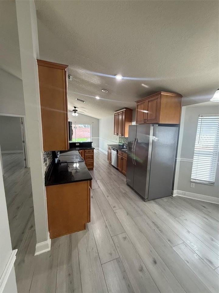 6778 Fernridge Dr - Photo 7 of 29
