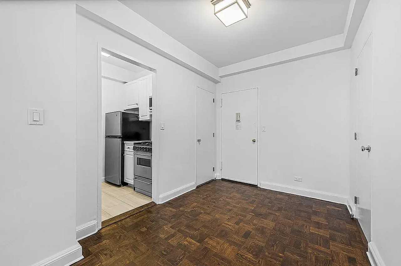 E 55th St #2H - Photo 3 of 6