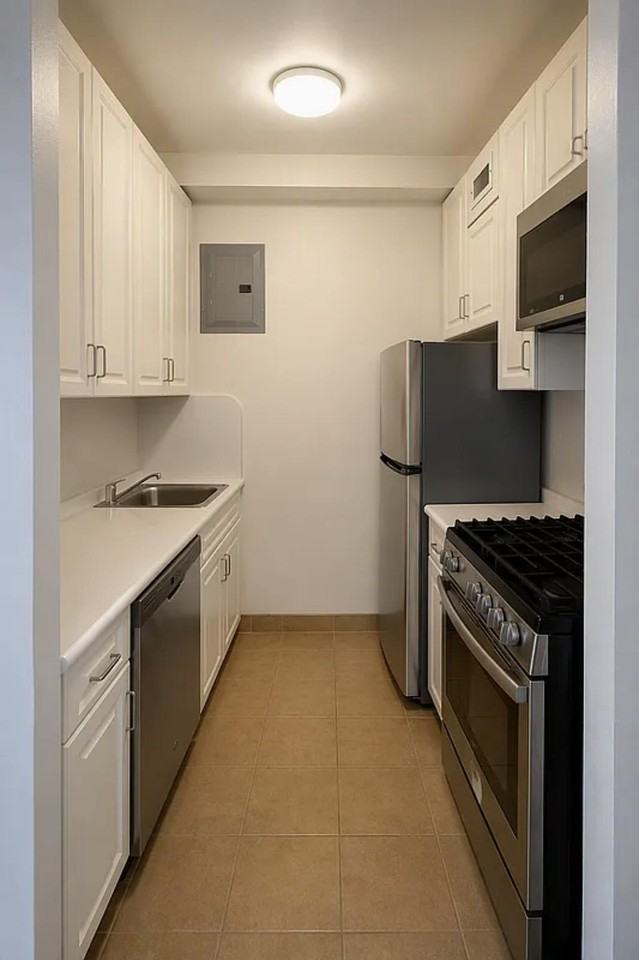 E 55th St #2H - Photo 4 of 6