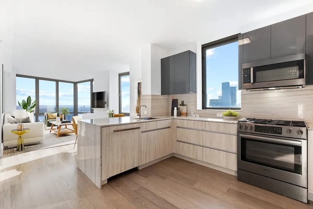 W 47th St #14 - Photo 3 of 6