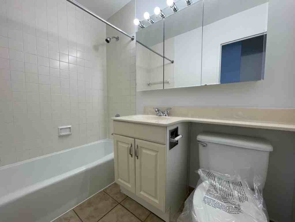 E 27th St #22 - Photo 5 of 6