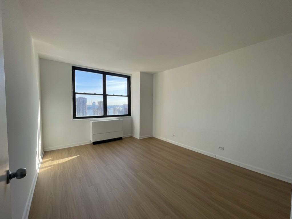 E 27th St #18 - Photo 4 of 10