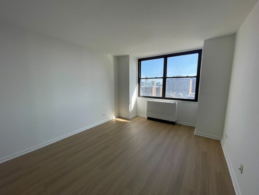 E 27th St #18 - Photo 5 of 10