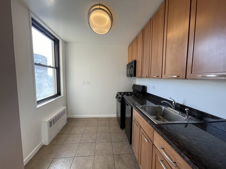 E 27th St #19 - Photo 6 of 9