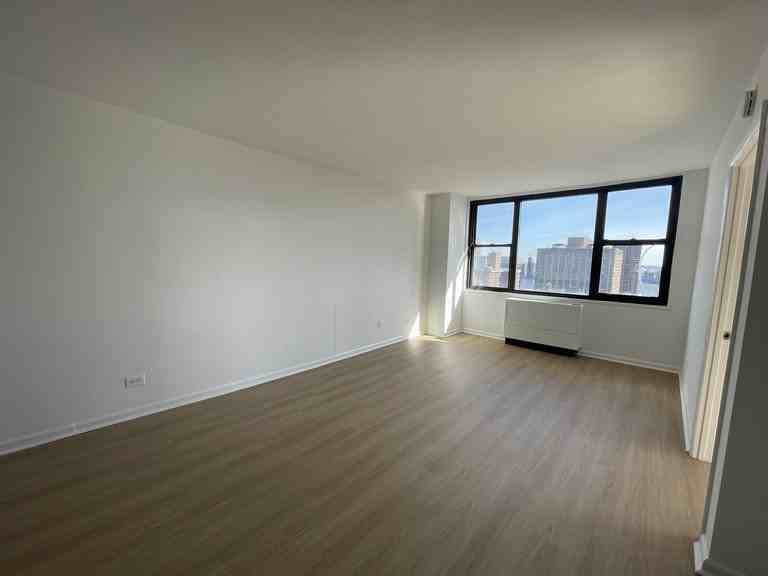 E 27th St #10 - Photo 3 of 7