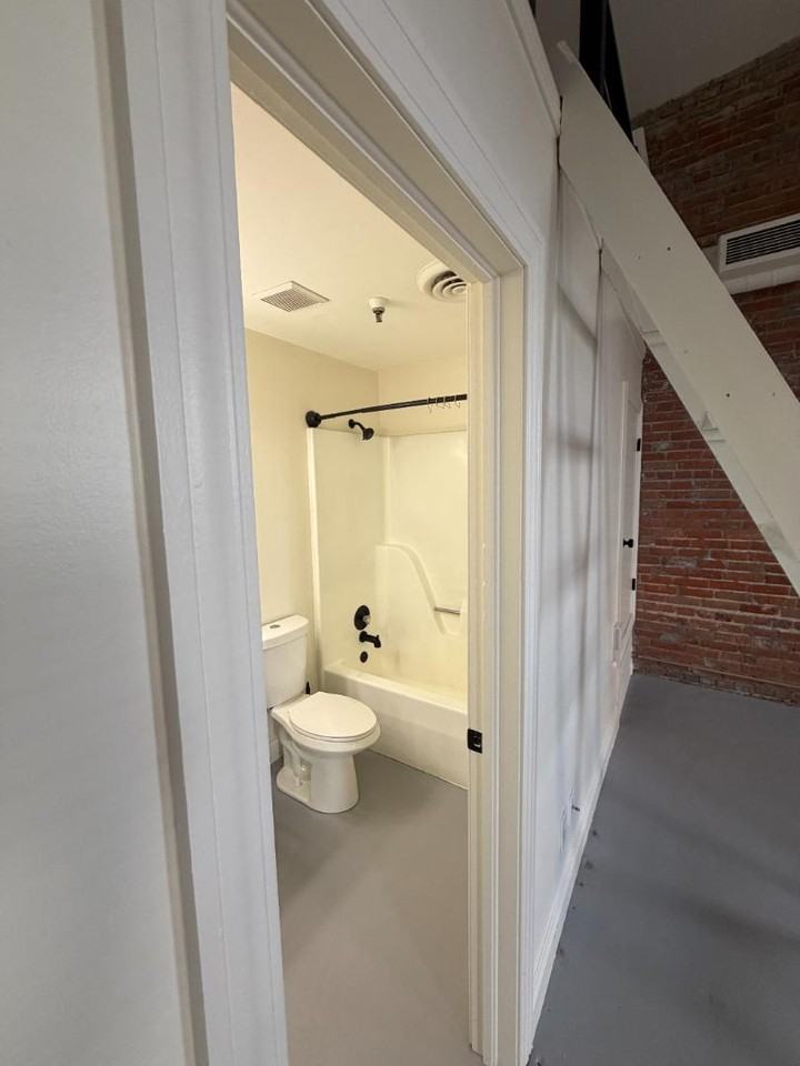 412 Delaware St - Photo 7 of 11