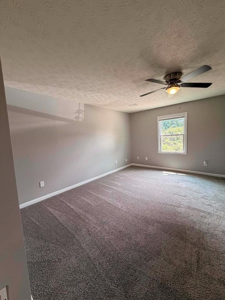 225 Tulip Dr - Photo 2 of 10