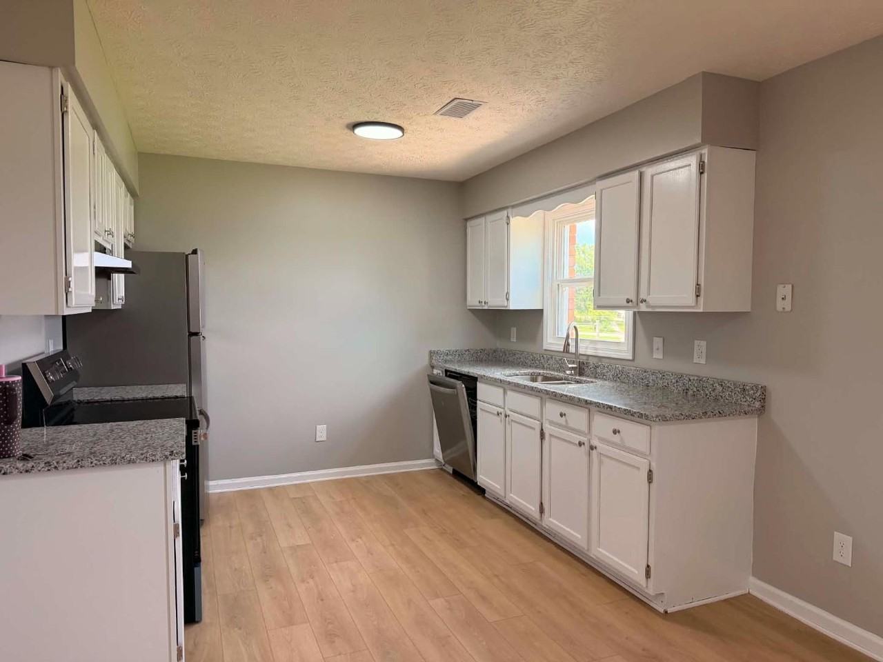 225 Tulip Dr - Photo 4 of 10