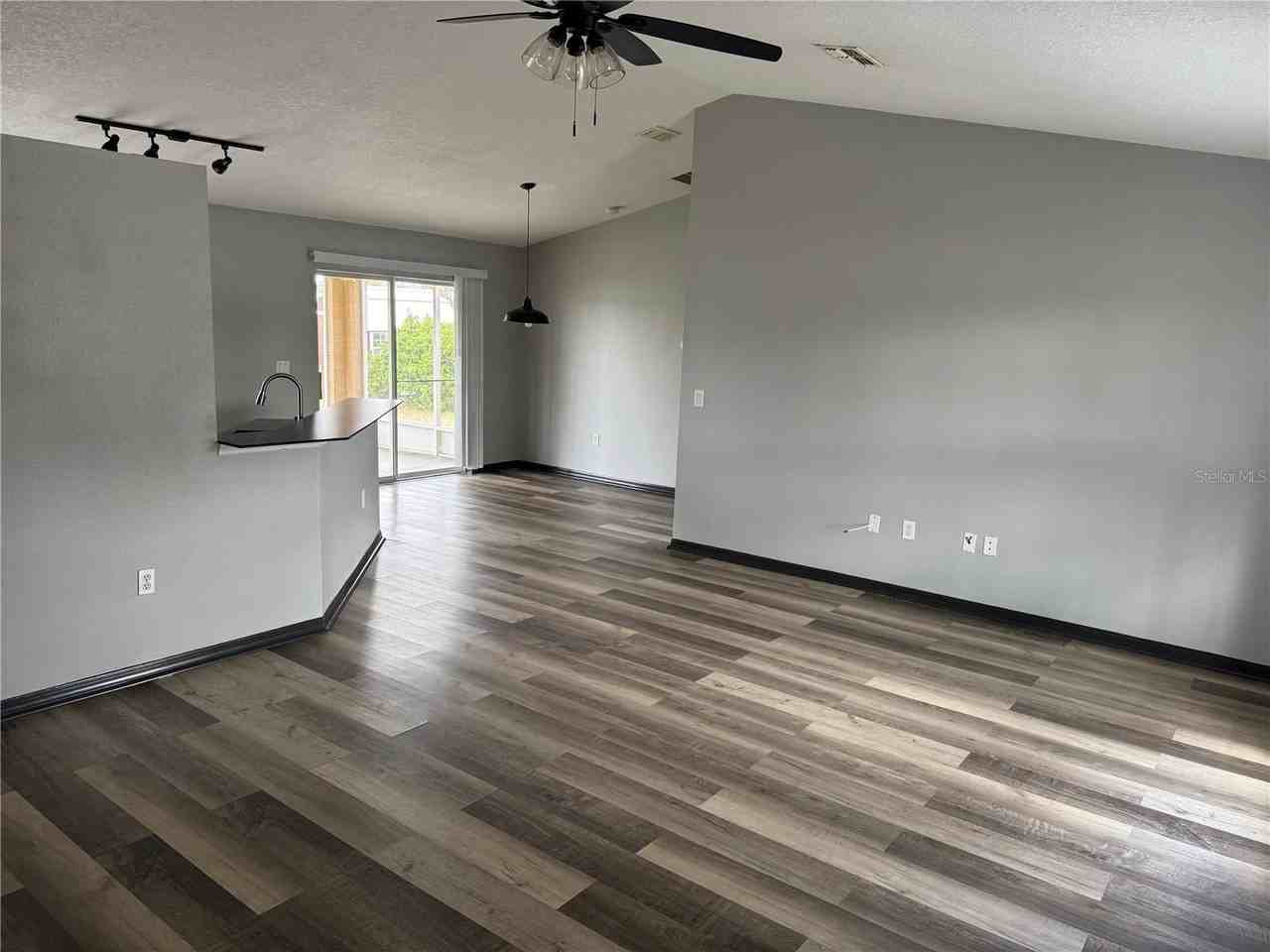 6289 Mariner Blvd - Photo 4 of 9