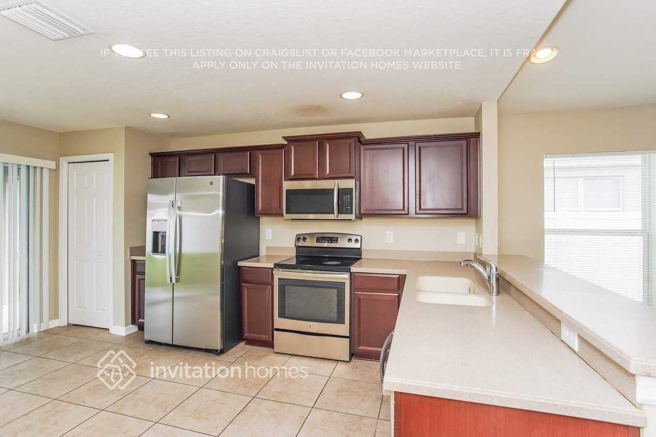 8222 Summer Wood Ln - Photo 5 of 17