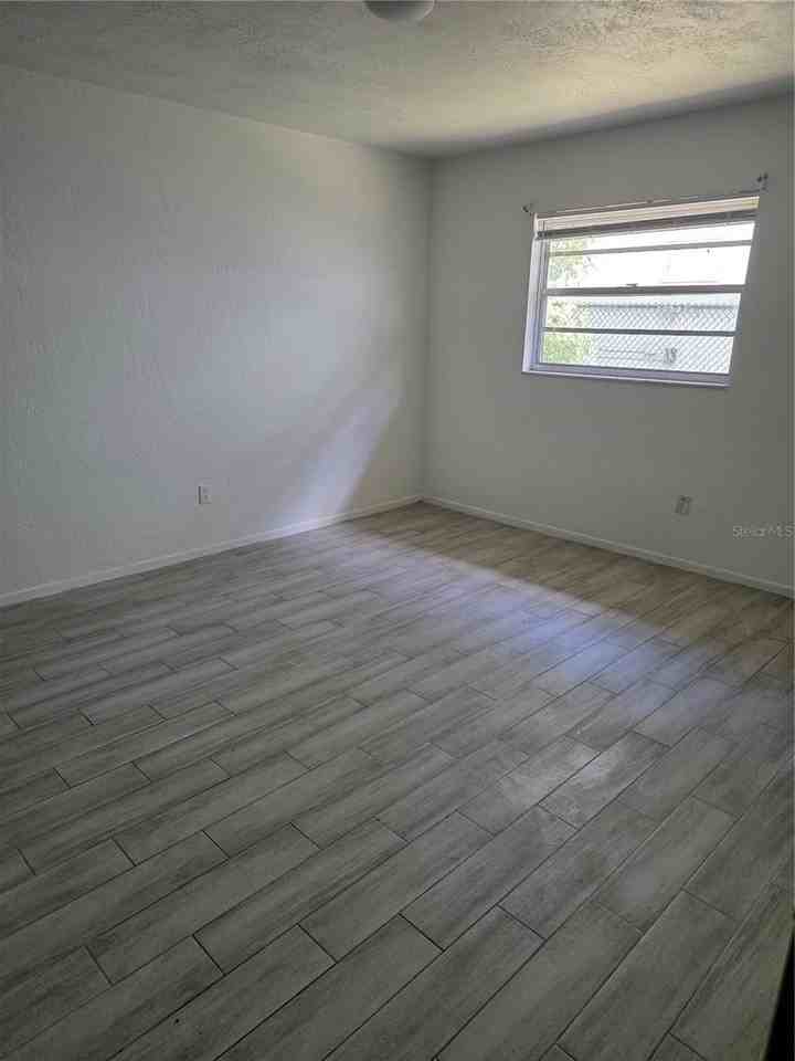 830 N Clake St #1 - Photo 3 of 7