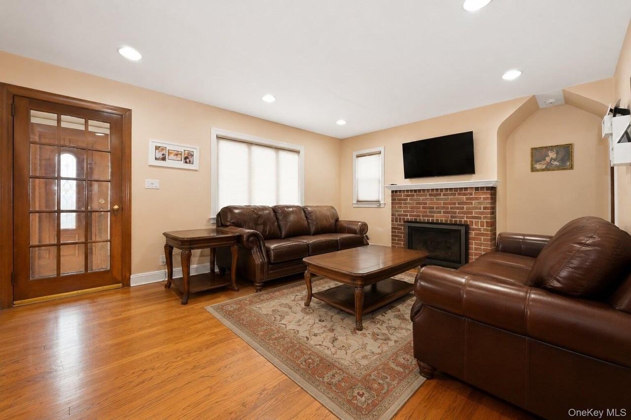 442 Langley Ave - Photo 3 of 14