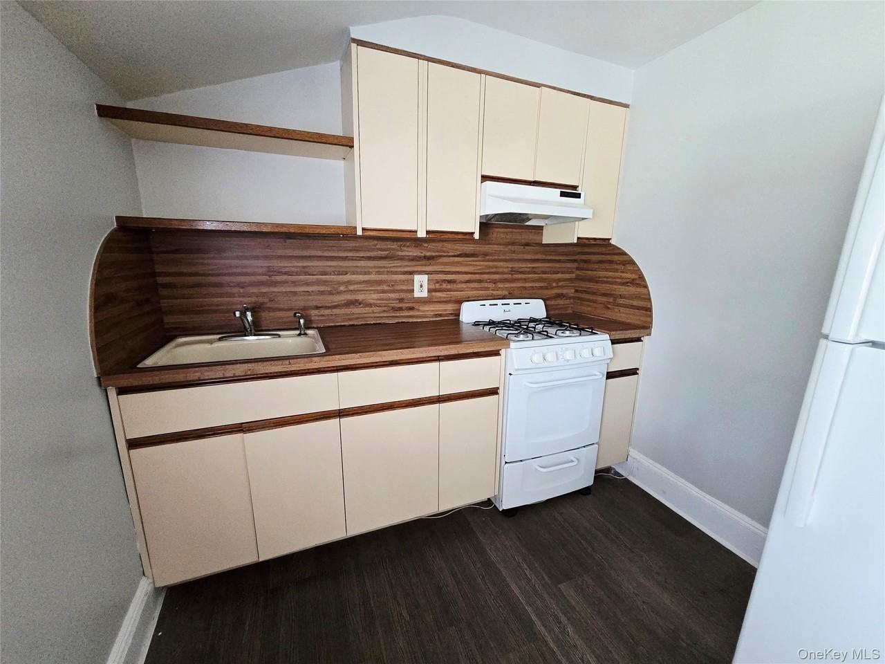 190 Bryant Ave - Photo 3 of 6