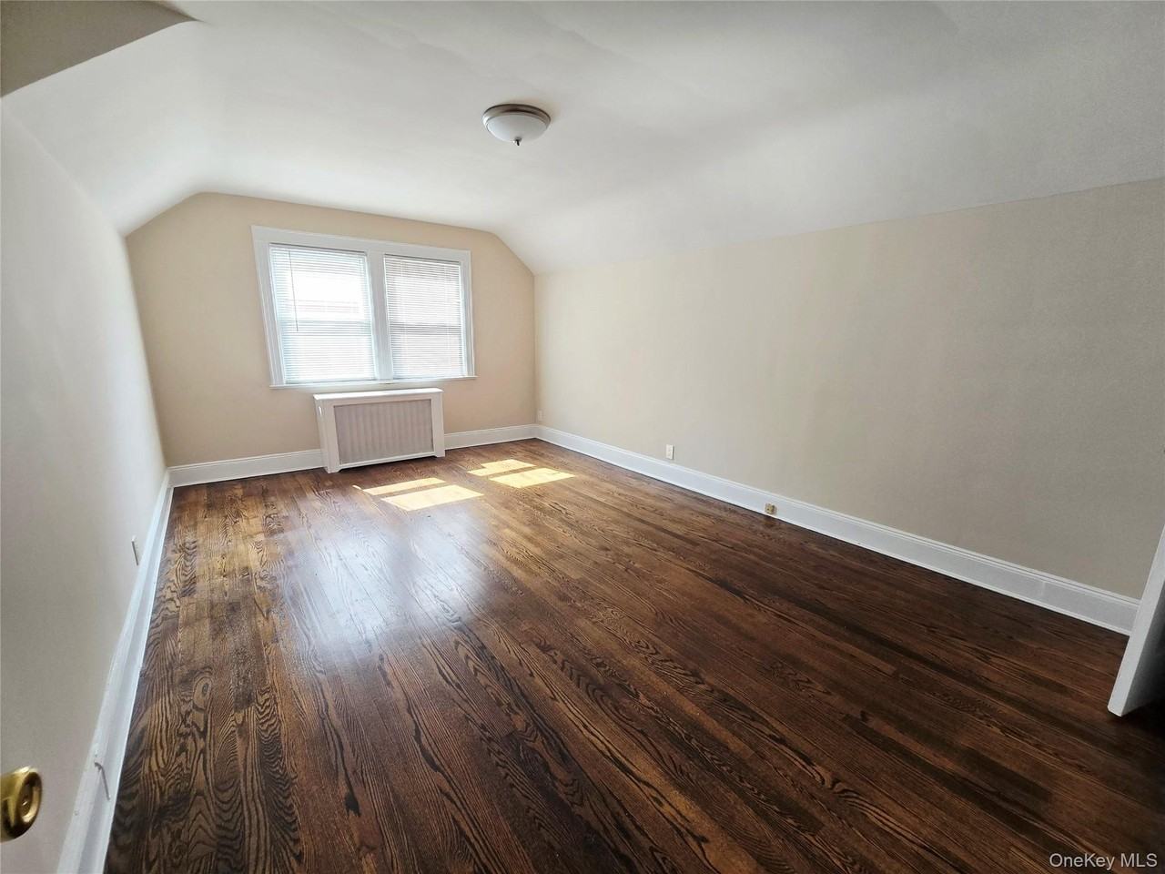 190 Bryant Ave - Photo 5 of 6