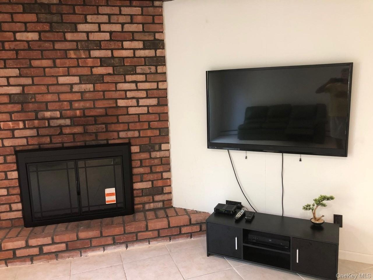8 Stonehenge Ln - Photo 2 of 12