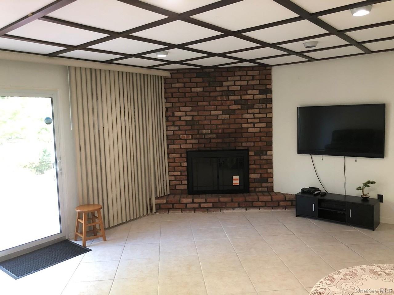 8 Stonehenge Ln - Photo 3 of 12