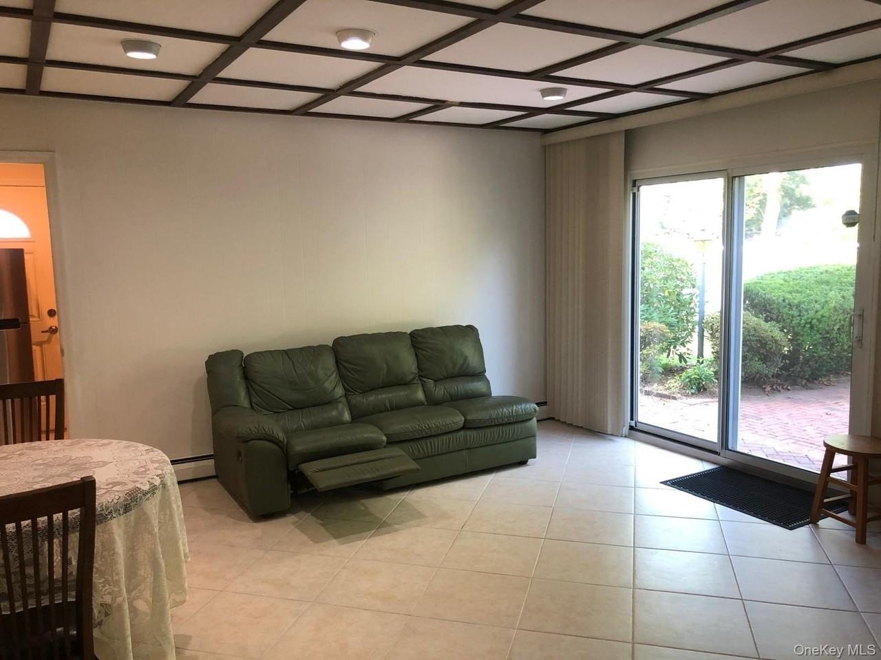 8 Stonehenge Ln - Photo 4 of 12