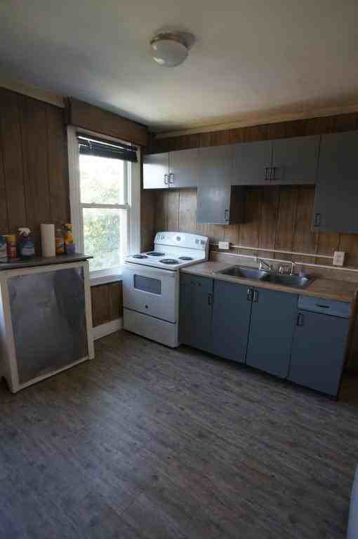 221 Walnut St - Photo 5 of 15