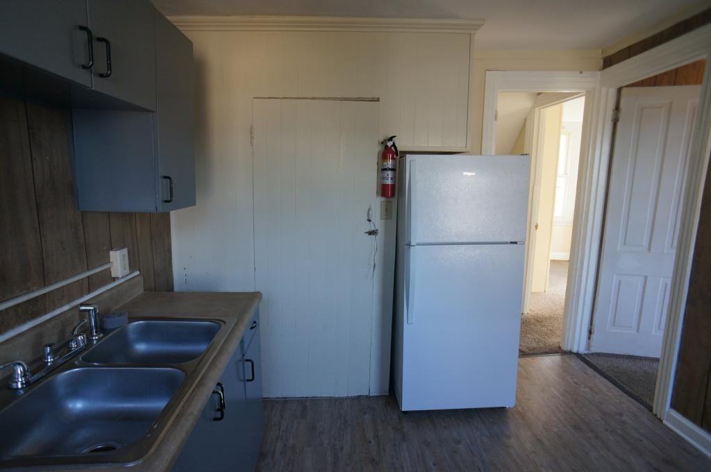 221 Walnut St - Photo 6 of 15