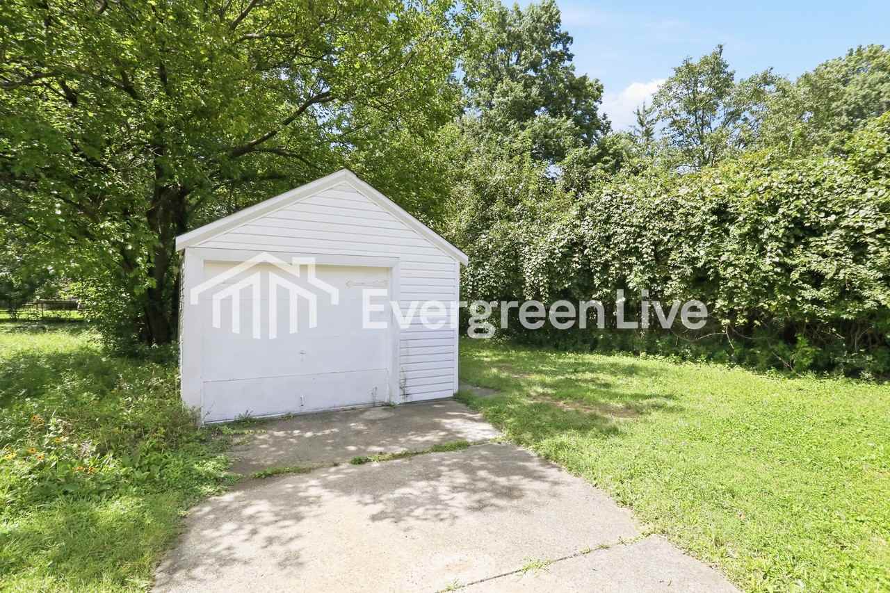 6921 Lois Dr - Photo 3 of 15